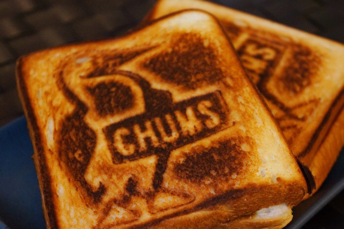ブービーバードの焼き目が可愛すぎる！ CHUMSのホットサンドクッカーで朝ごはん