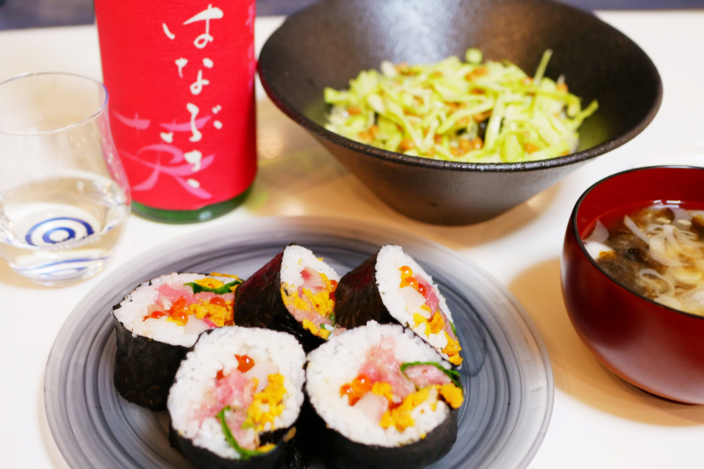 日本酒定期便saketakuを「超贅沢太巻き」で楽しむ